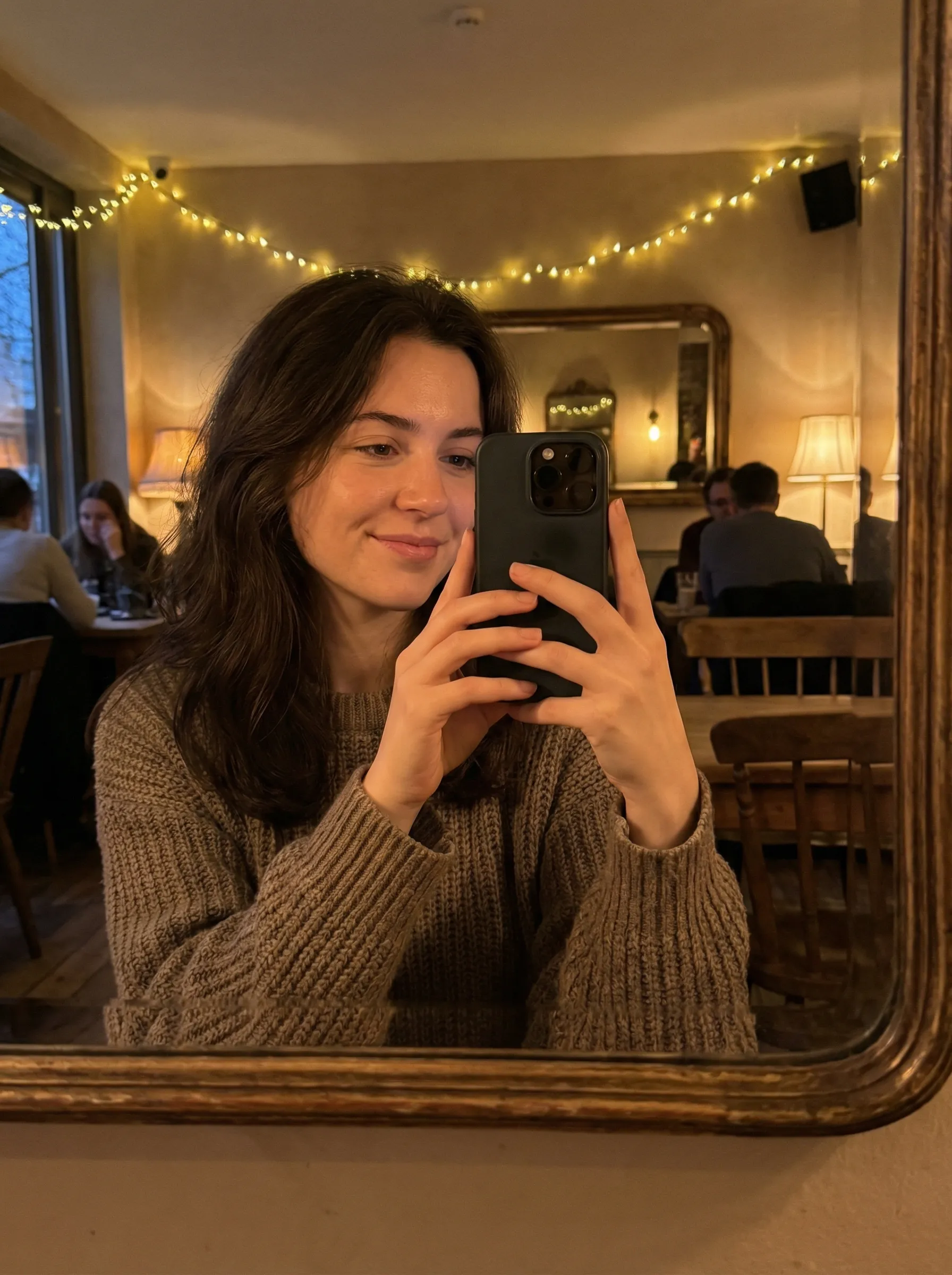 Exemplo visual 3 do guia Prompts de Selfie com IA: 20 Templates para Fotos Adultas Realistas